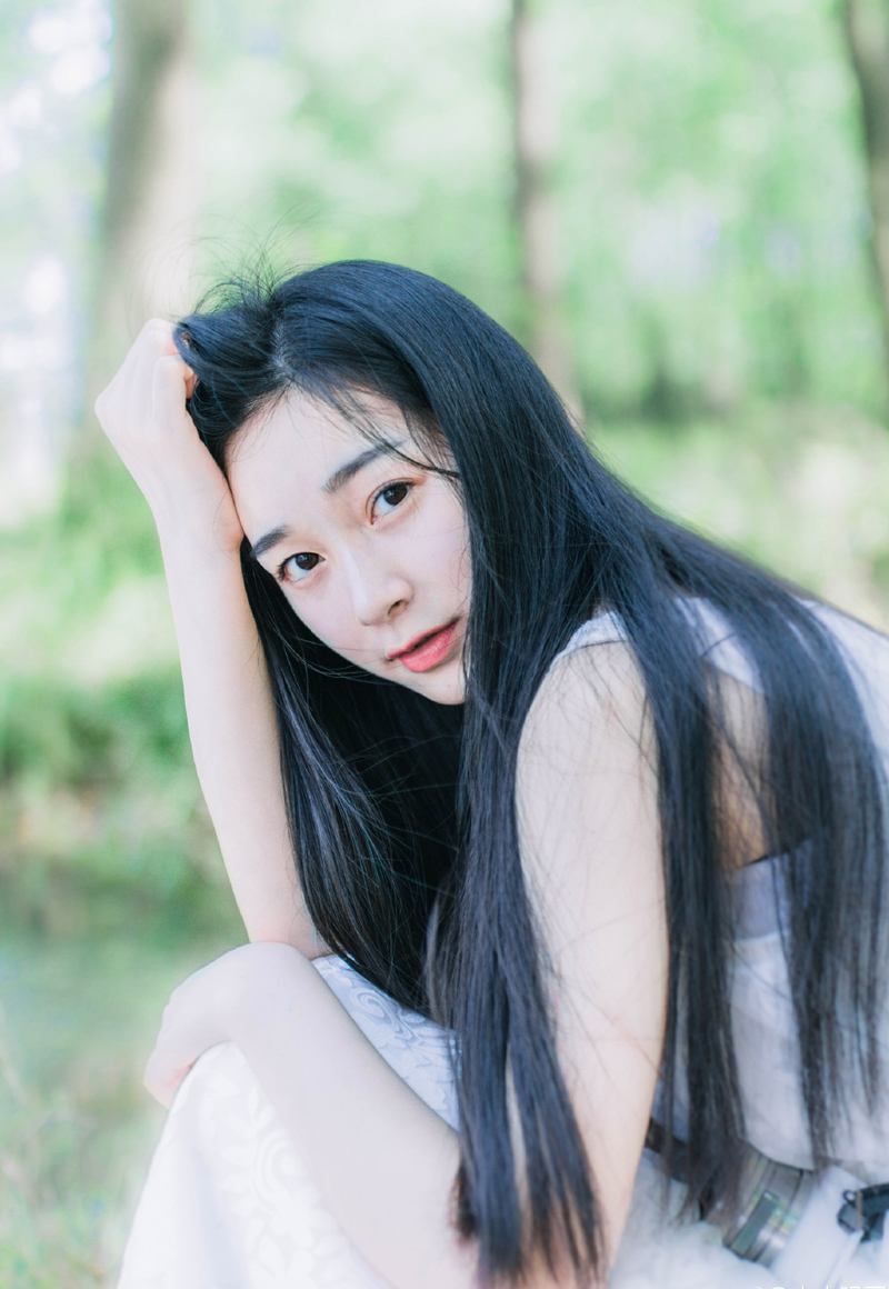 “传令下去，我要亲自去柴桑，主持公瑾丧事。”深吸了一口气，孙权站起来，脸上露出一脸沉痛的表情，不管怎么样，此时必须表态，表示自己对周瑜的敬佩和对周瑜死的哀痛，反正周瑜已经死了。